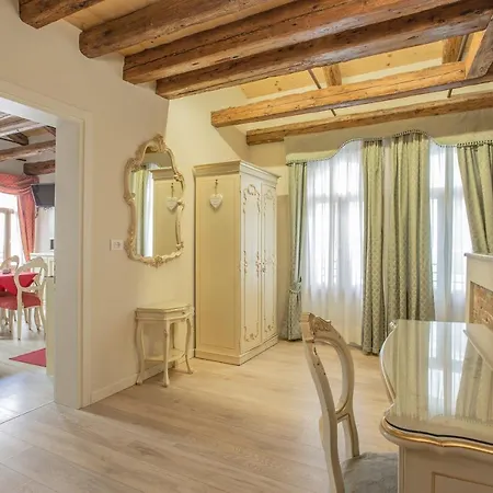 Uncharted - Ca' Santa Croce Apartment