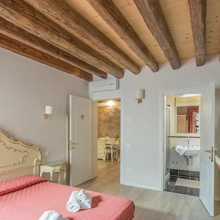 Uncharted - Ca' Santa Croce Appartement